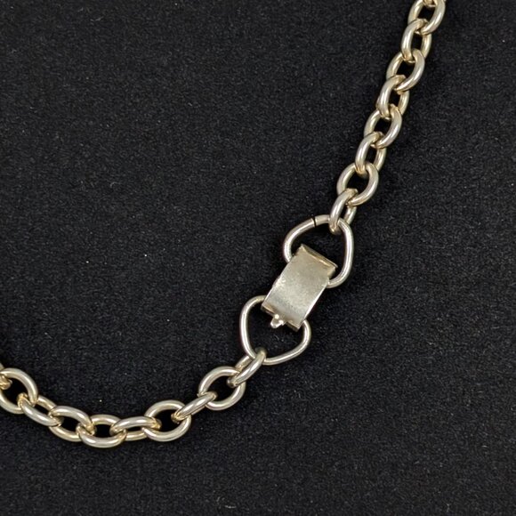V. Sturdy Metal Chain Necklace - Picture 4 of 6